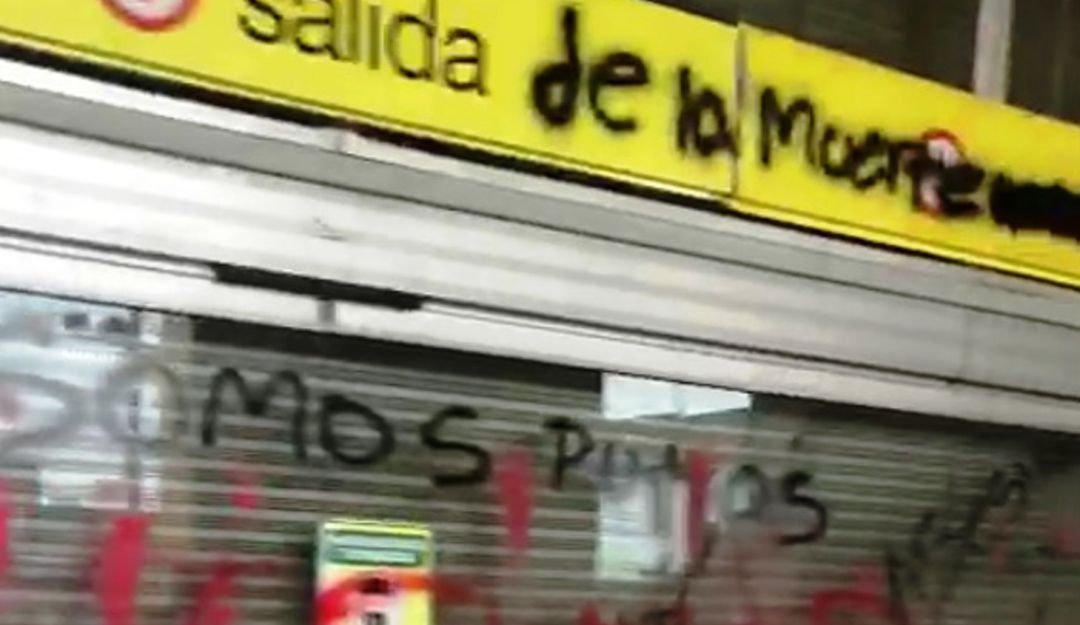 La fachada del almacén terminó pintada con grafitis por parte de los manifestantes La fachada del almacén terminó pintada con grafitis por parte de los manifestantes