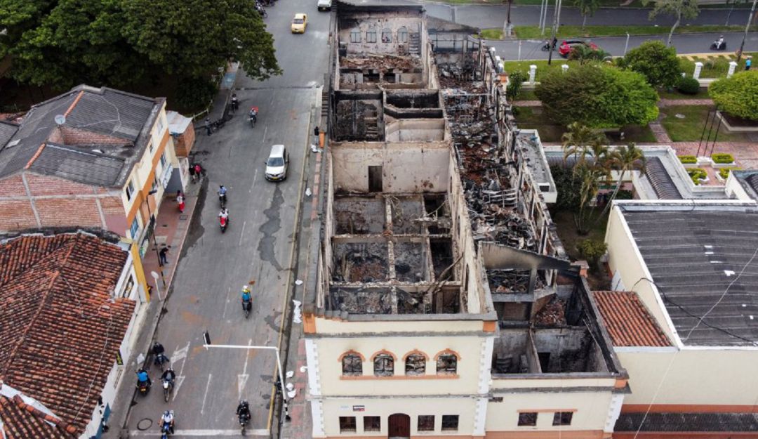 El 80% del Palacio de Justicia en Tuluá, quedo destruido por las llamas. El 80% del Palacio de Justicia en Tuluá, quedo destruido por las llamas.