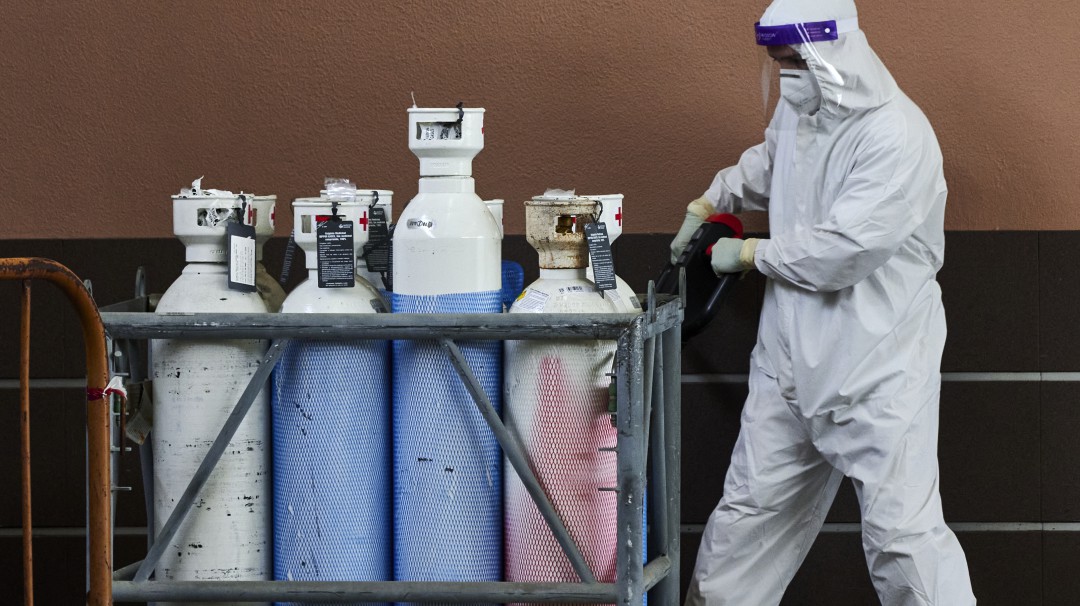 Más de 6.000 concentradores y cilindros de oxígeno siguen represados