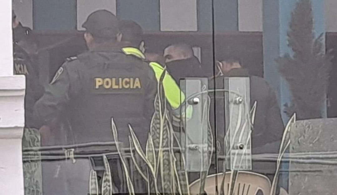 Policías al ainterior de la institución Policías al ainterior de la institución
