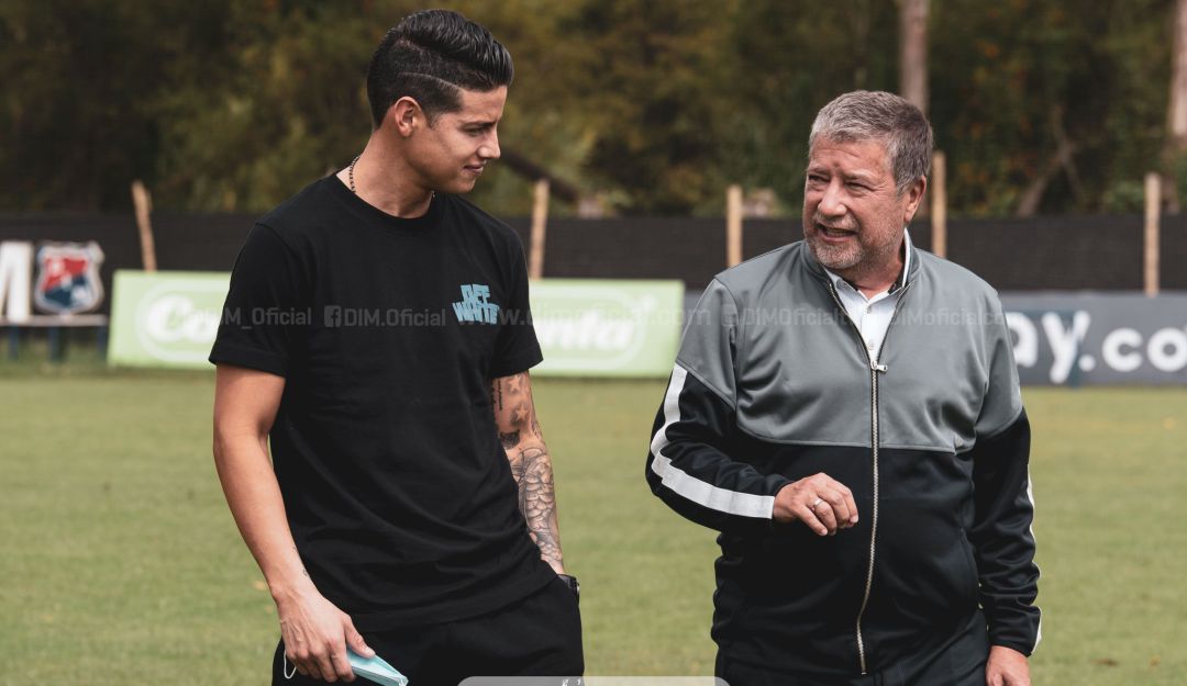 James Rodríguez conversa con el técnico Hernán Darío Gómez. James Rodríguez conversa con el técnico Hernán Darío Gómez.