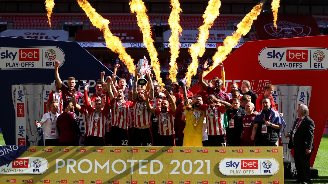 Brentford gana los playoffs y asciende a la Premier 74 años después