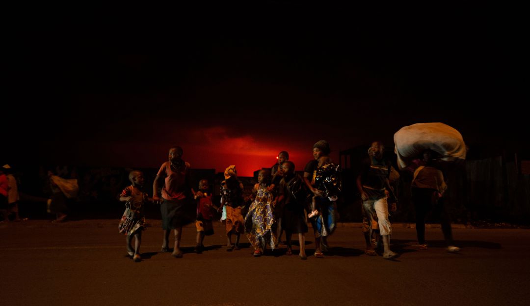 Cientos de personas han evacuado la región occidental de la República Democrática del Congo ante temores de nuevas erupciones. Cientos de personas han evacuado la región occidental de la República Democrática del Congo ante temores de nuevas erupciones.