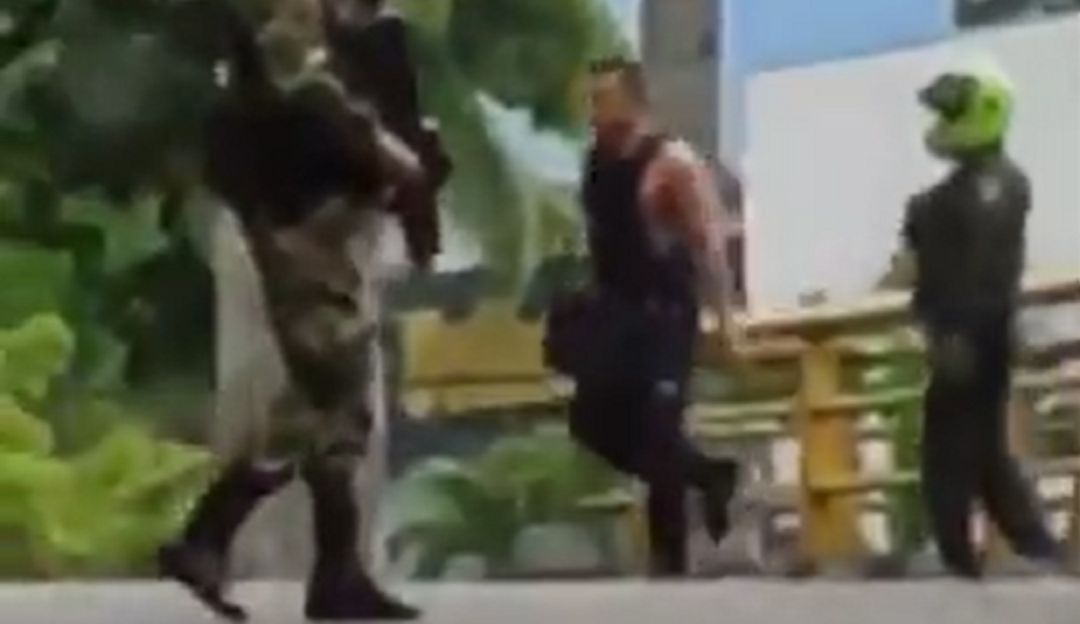 Policías presenciaban a civiles disparando contra la población. Policías presenciaban a civiles disparando contra la población.