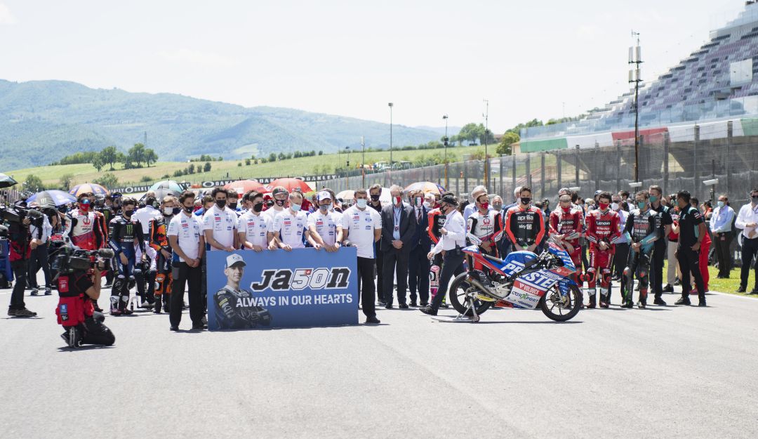 Homenaje en el Gran Premio de Italia para el piloto suizo Jason Dupasquier Homenaje en el Gran Premio de Italia para el piloto suizo Jason Dupasquier