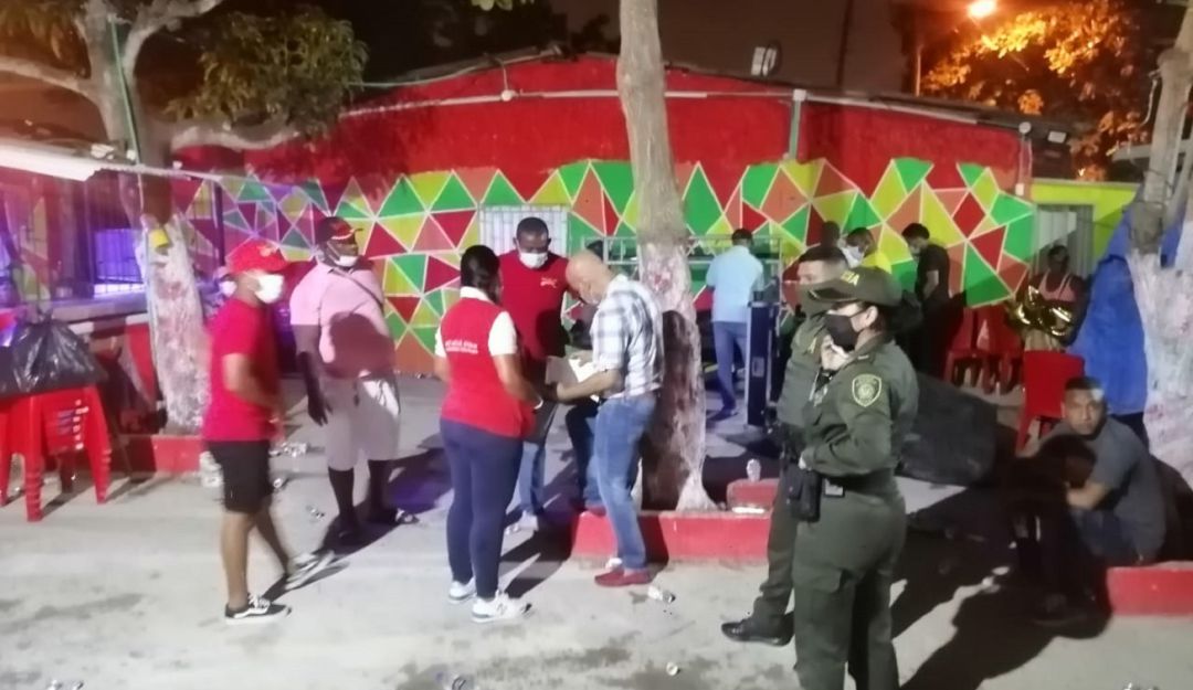En el establecimiento se encontraron a más de 100 personas que departían incumpliendo protocolos y violando el toque de queda En el establecimiento se encontraron a más de 100 personas que departían incumpliendo protocolos y violando el toque de queda