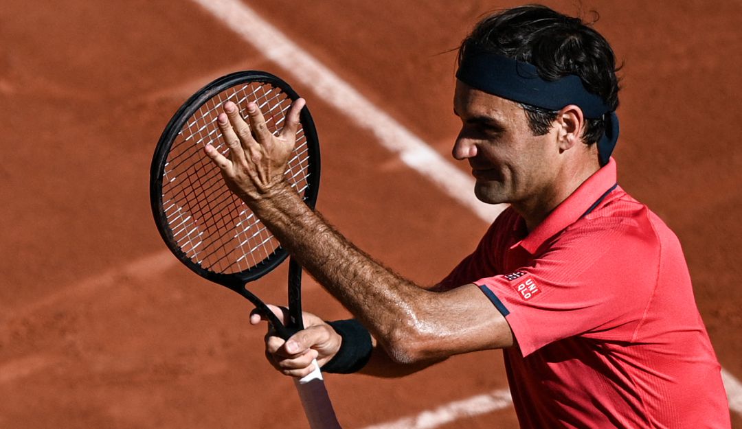 Roger Federer aplaude a los aficionados presentes en la Philippe Chatrier Roger Federer aplaude a los aficionados presentes en la Philippe Chatrier