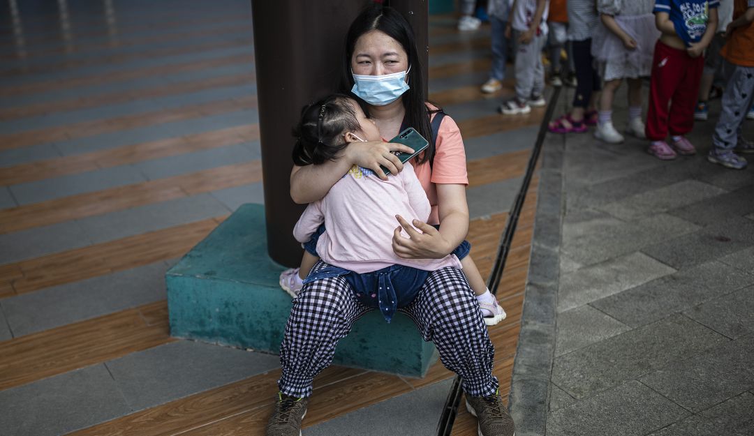 Una madre con su hijo en Wuhan Una madre con su hijo en Wuhan