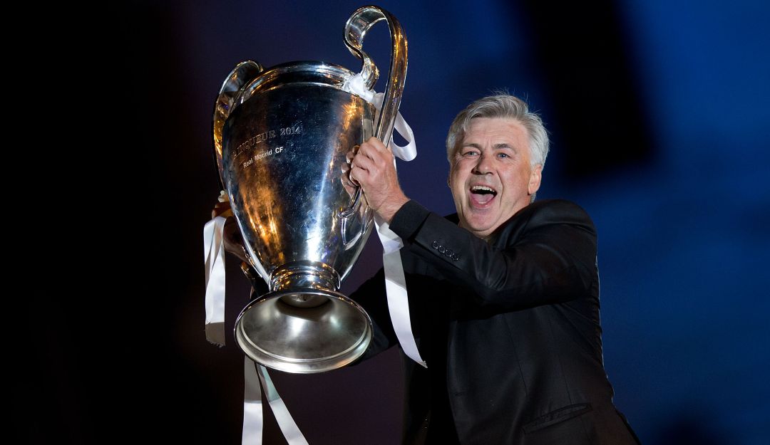Carlo Ancelotti levantando el trofeo de la Champions League en 2014 Carlo Ancelotti levantando el trofeo de la Champions League en 2014