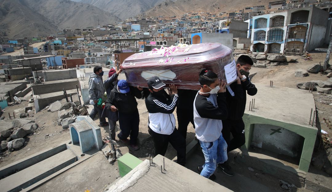 La Organización Mundial de la Salud pide enfocar todos los esfuerzos en la prevención de los contagios en Latinoamérica para evitar el incremento de muertes como en Perú. La Organización Mundial de la Salud pide enfocar todos los esfuerzos en la prevención de los contagios en Latinoamérica para evitar el incremento de muertes como en Perú.