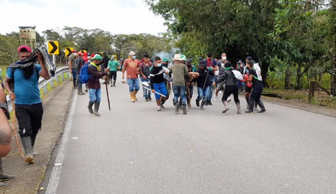 Los indígenas dicen que hay 23 heridos, mientras que Ejército habla de cinco soldados y un suboficial con lesiones. Los indígenas dicen que hay 23 heridos, mientras que Ejército habla de cinco soldados y un suboficial con lesiones.