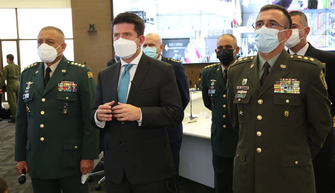 El ministro de Defensa, Diego Molano, (centro) aseguró que ese grupo armado fue desarticulado, luego de dos años de operaciones militares y de Policía. El ministro de Defensa, Diego Molano, (centro) aseguró que ese grupo armado fue desarticulado, luego de dos años de operaciones militares y de Policía.