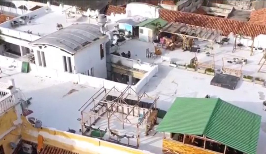 El Colectivo señaló que en los tres barrios del sector amurallado se reportan construcciones para convertir las azoteas en bares o discotecas. El Colectivo señaló que en los tres barrios del sector amurallado se reportan construcciones para convertir las azoteas en bares o discotecas.