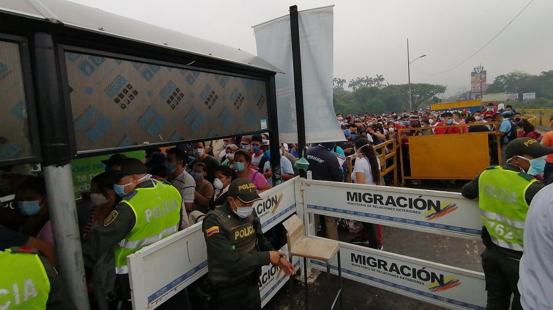 Abren la frontera para desviar atención sobre violencia interna: Venezuela