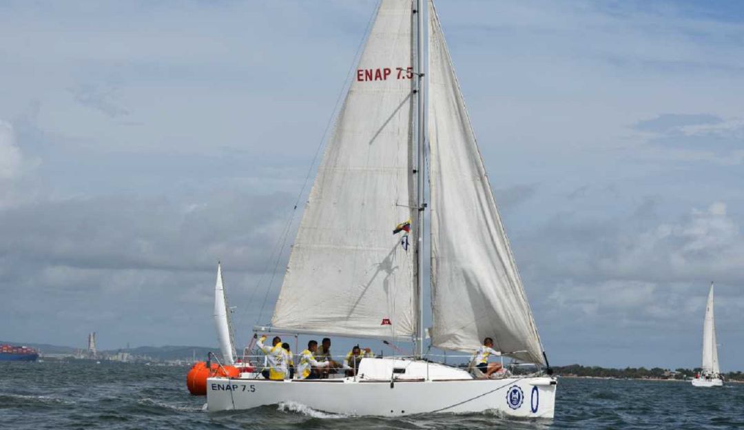 Esta jornada eleva el espíritu competitivo de los futuros Oficiales y fortalece sus destrezas marineras a bordo de las embarcaciones a vela Esta jornada eleva el espíritu competitivo de los futuros Oficiales y fortalece sus destrezas marineras a bordo de las embarcaciones a vela