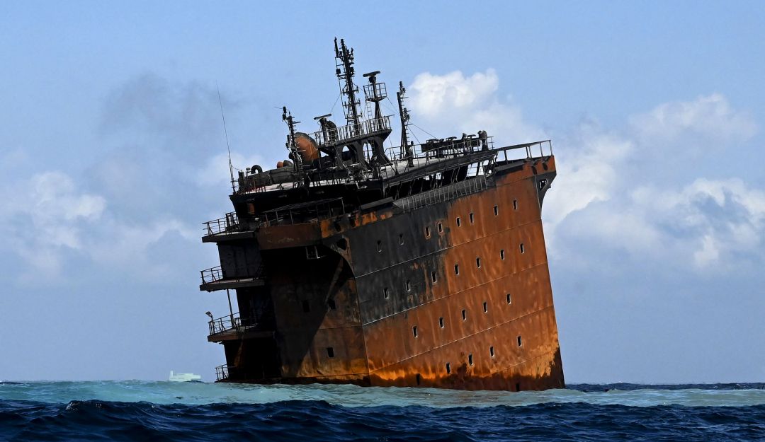 La mitad del barco carguero singapurense se hundió luego de extinguirse el incendio que estuvo activo durante 13 días. La mitad del barco carguero singapurense se hundió luego de extinguirse el incendio que estuvo activo durante 13 días.