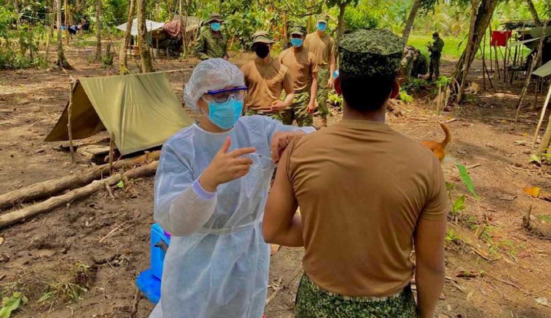 Unas 1.200 dosis fueron aplicadas al personal activo de la Fuerza de Tarea Hércules en Tumaco. Unas 1.200 dosis fueron aplicadas al personal activo de la Fuerza de Tarea Hércules en Tumaco.