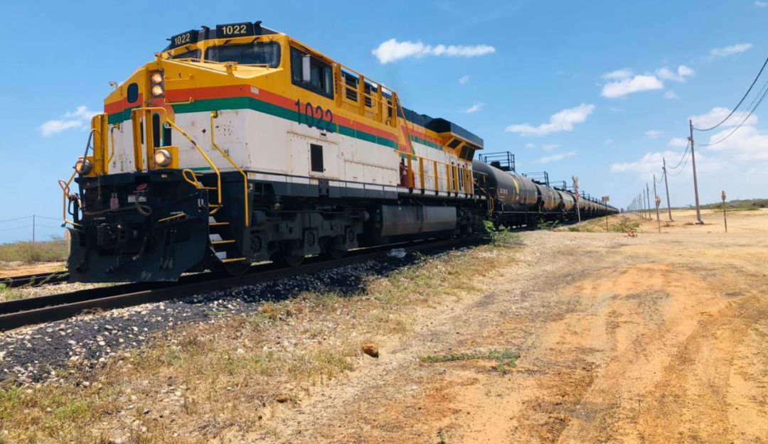 tren en vía férrea tren en vía férrea