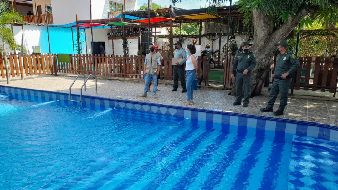 Policía verifica cumplimiento de medidas en piscinas de Magangué