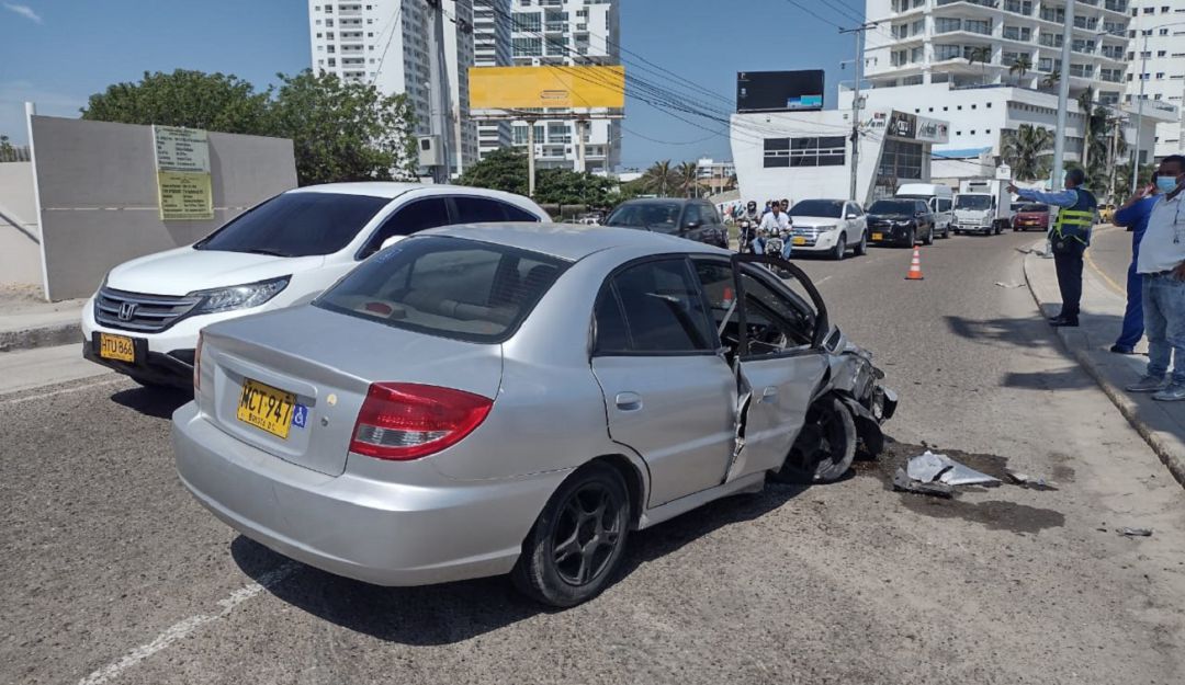 Por fortuna el conductor del vehículo resultó ileso tras sufrir la explosión de una llanta delantera Por fortuna el conductor del vehículo resultó ileso tras sufrir la explosión de una llanta delantera