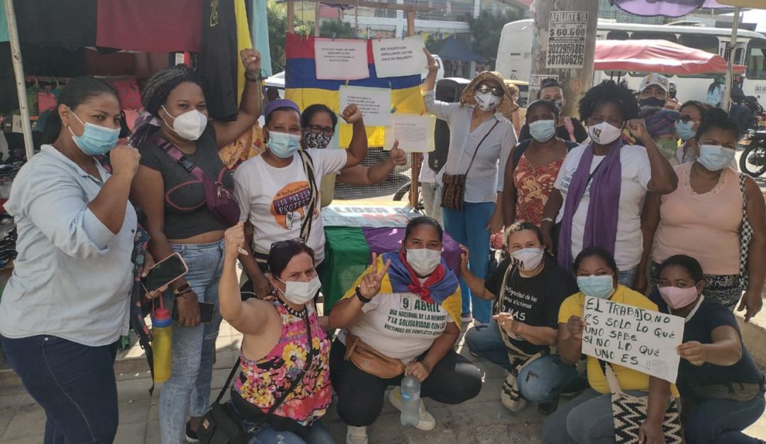Según las manifestantes, un establecimiento en Bazurto y la gerencia de espacio público tienen intimidada a algunas comerciantes del sector Según las manifestantes, un establecimiento en Bazurto y la gerencia de espacio público tienen intimidada a algunas comerciantes del sector