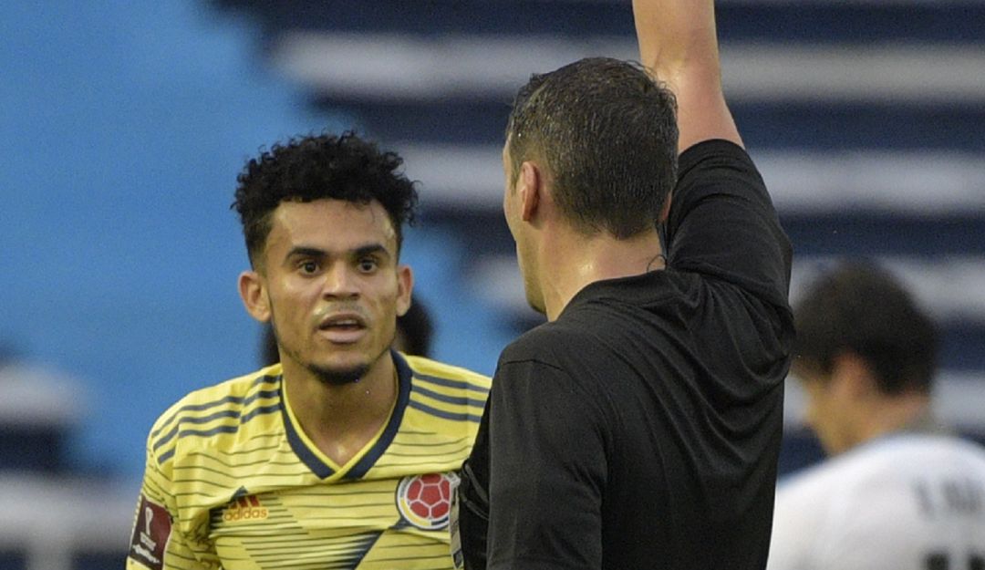 Luis Díaz recibiendo amonestación en el juego contra Uruguay por Eliminatorias Luis Díaz recibiendo amonestación en el juego contra Uruguay por Eliminatorias