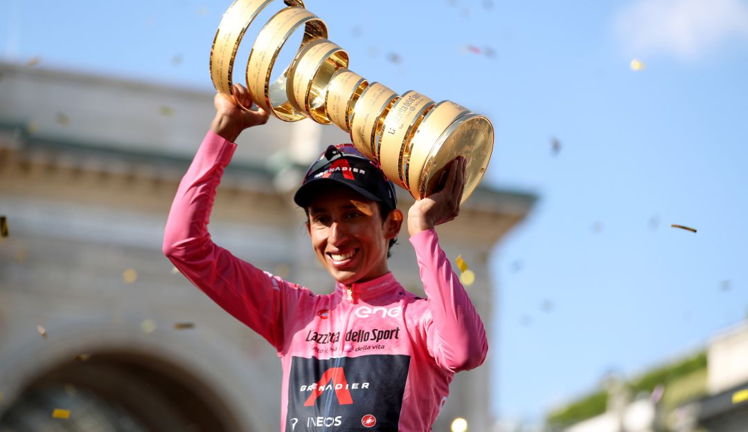 Egan Bernal festeja con el trofeo del Giro de Italia. Egan Bernal festeja con el trofeo del Giro de Italia.