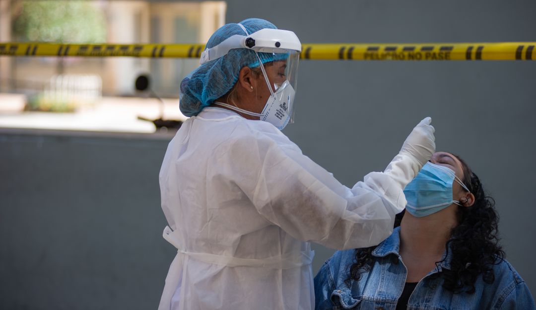La OPS estimó que los casos de la variante B1.621 no pueden vincularse a Colombia ya que se ha detectado en numerosos países sin vincularse a contacto con viajeros. La OPS estimó que los casos de la variante B1.621 no pueden vincularse a Colombia ya que se ha detectado en numerosos países sin vincularse a contacto con viajeros.