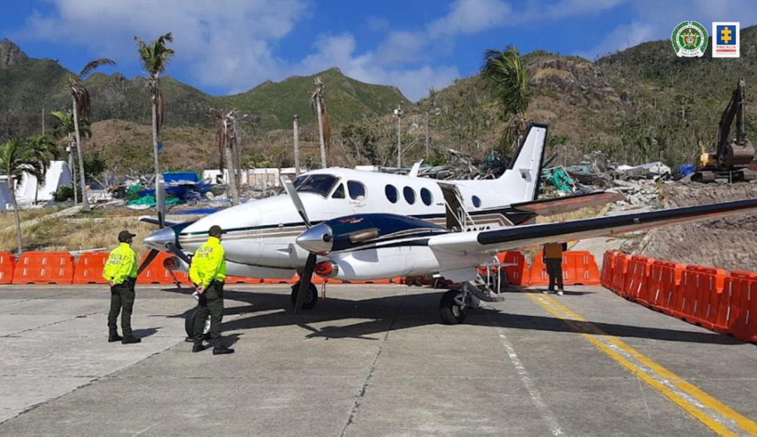La avioneta decomisada está avaluada en $2.200 millones y está vinculada a una sociedad de la que hace parte Miguel Jaramillo Arango, el esposo de la comediante Alejandra Azcárate. La avioneta decomisada está avaluada en $2.200 millones y está vinculada a una sociedad de la que hace parte Miguel Jaramillo Arango, el esposo de la comediante Alejandra Azcárate.