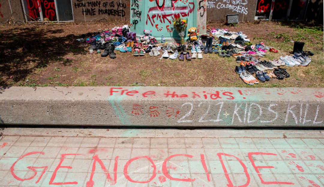 La estatua religiosa del resguardo Kamloops fue vandalizada tras el descubrimiento de los cuerpos de niños indígenas enterrados. La estatua religiosa del resguardo Kamloops fue vandalizada tras el descubrimiento de los cuerpos de niños indígenas enterrados.