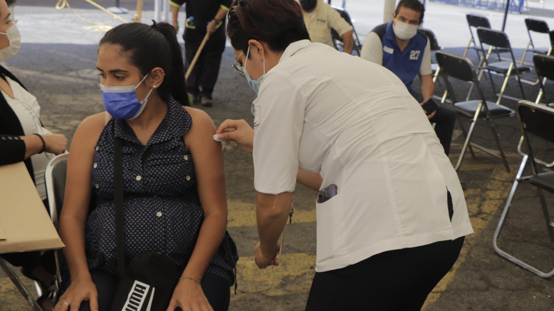 Migrantes embarazadas podrán vacunarse contra la COVID este fin de semana