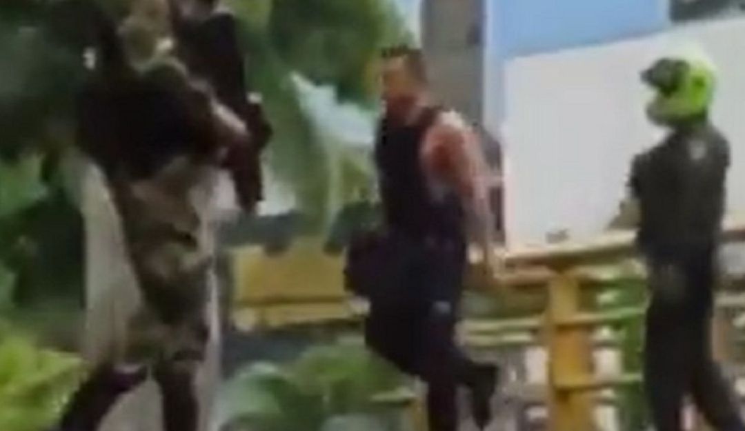 En varios videos se observa a ciudadanos haciendo uso de armas, al lado de policías. En varios videos se observa a ciudadanos haciendo uso de armas, al lado de policías.