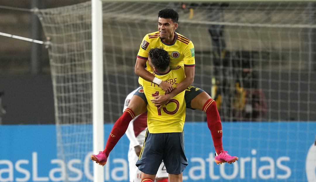Luis Díaz celebrando su gol con Mateus Uribe ante Perú Luis Díaz celebrando su gol con Mateus Uribe ante Perú