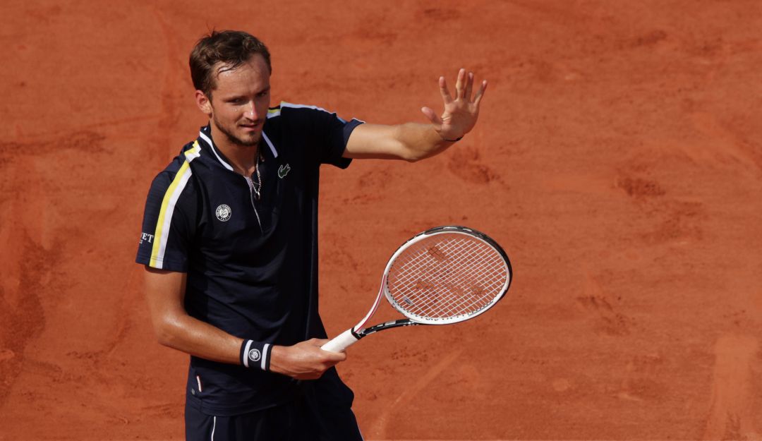 Medvedev pasa a cuartos de Roland Garros y despierta del sueño a Garín Medvedev pasa a cuartos de Roland Garros y despierta del sueño a Garín