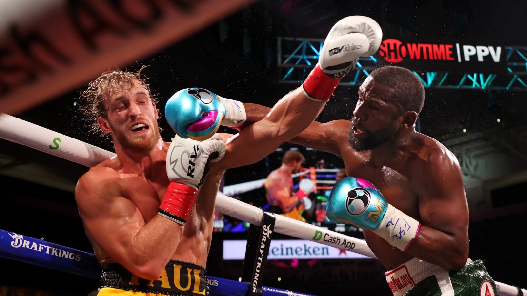 Floyd Mayweather domina a Logan Paul en un criticado show de boxeo