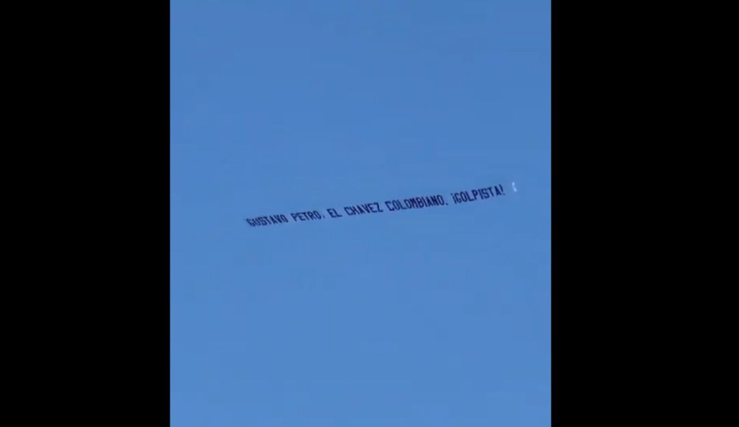 Mensaje en avioneta en contra del senador Gustavo Petro en Miami, Estados Unidos Mensaje en avioneta en contra del senador Gustavo Petro en Miami, Estados Unidos