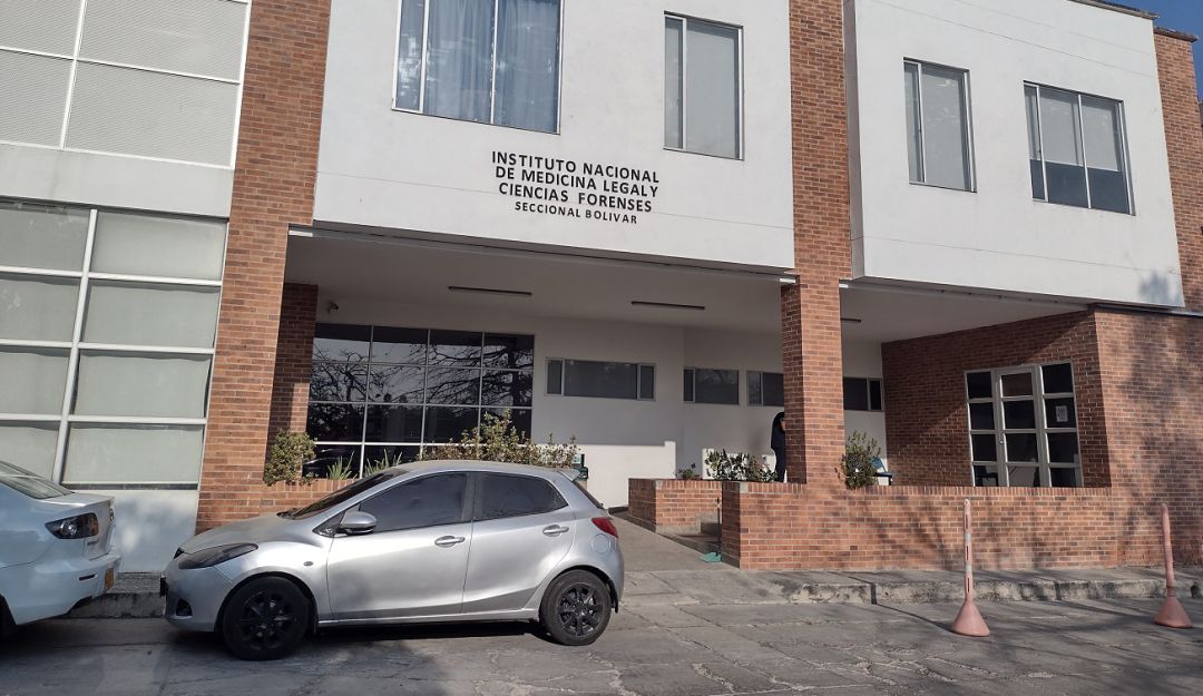 Según la Policía, en el interior de la habitación fueron halladas envolturas que contenían base de coca, inclusive, en las fosas nasales de la occisa. Según la Policía, en el interior de la habitación fueron halladas envolturas que contenían base de coca, inclusive, en las fosas nasales de la occisa.