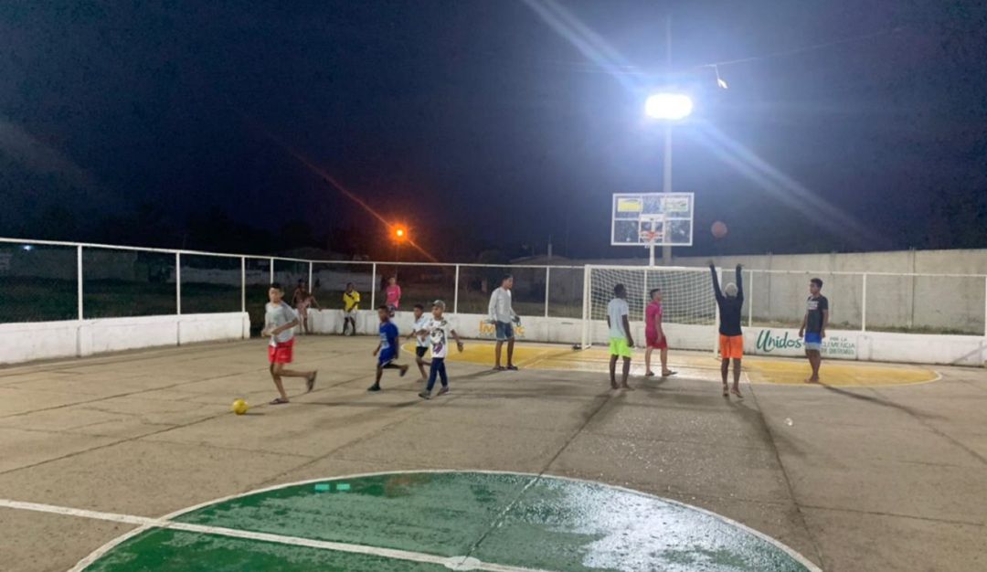 El escenario estaba en mal estado y nadie podía practicar baloncesto ni microfutbol en horas de la noche por la oscuridad. El escenario estaba en mal estado y nadie podía practicar baloncesto ni microfutbol en horas de la noche por la oscuridad.