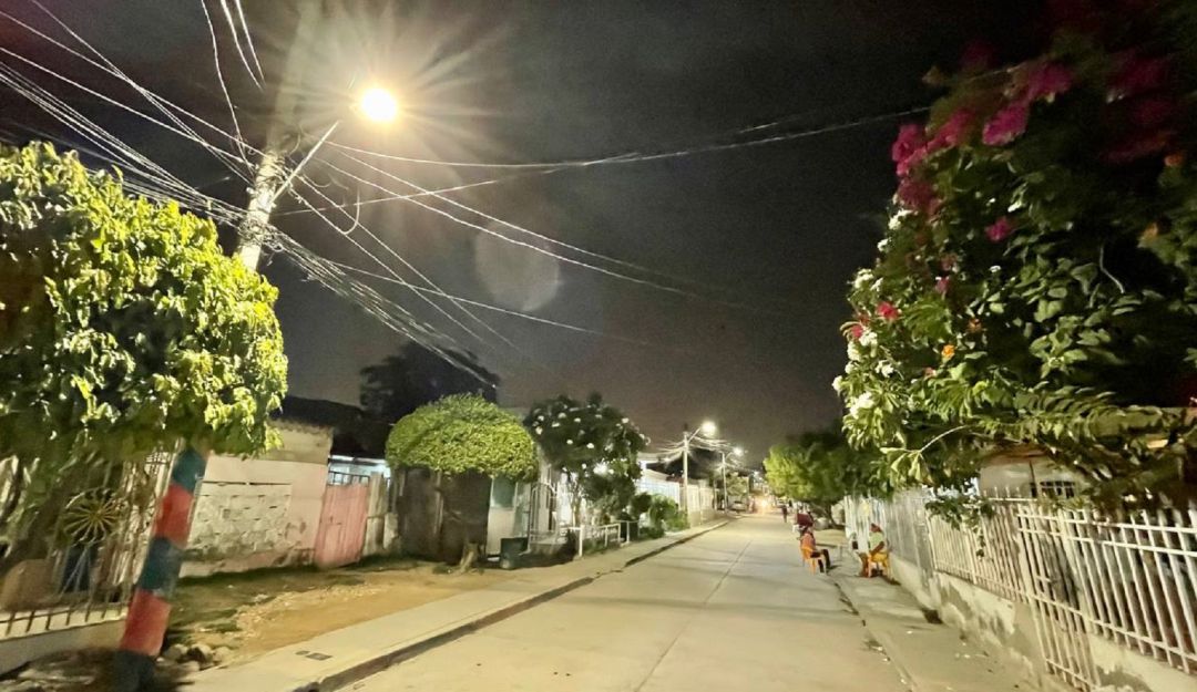 Primero se empezaron a encender las luminarias apagadas y luego se inició con la modernización a un sistema de tecnología LED Primero se empezaron a encender las luminarias apagadas y luego se inició con la modernización a un sistema de tecnología LED