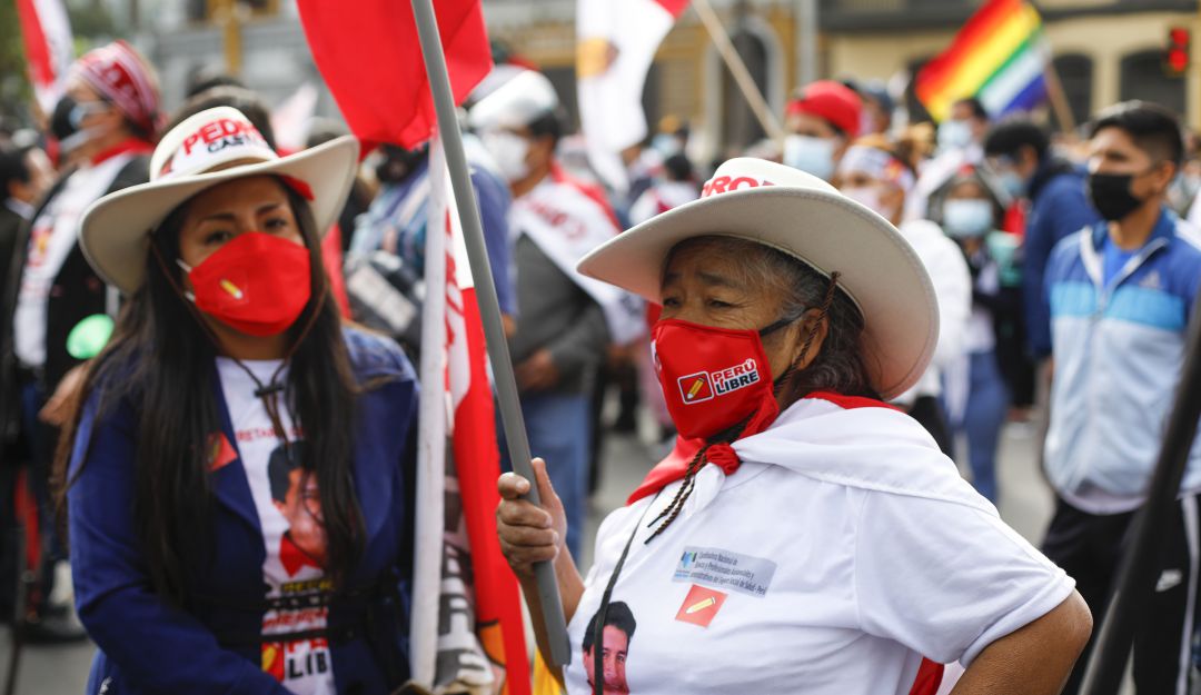 Público peruano a la espera de resultados Público peruano a la espera de resultados