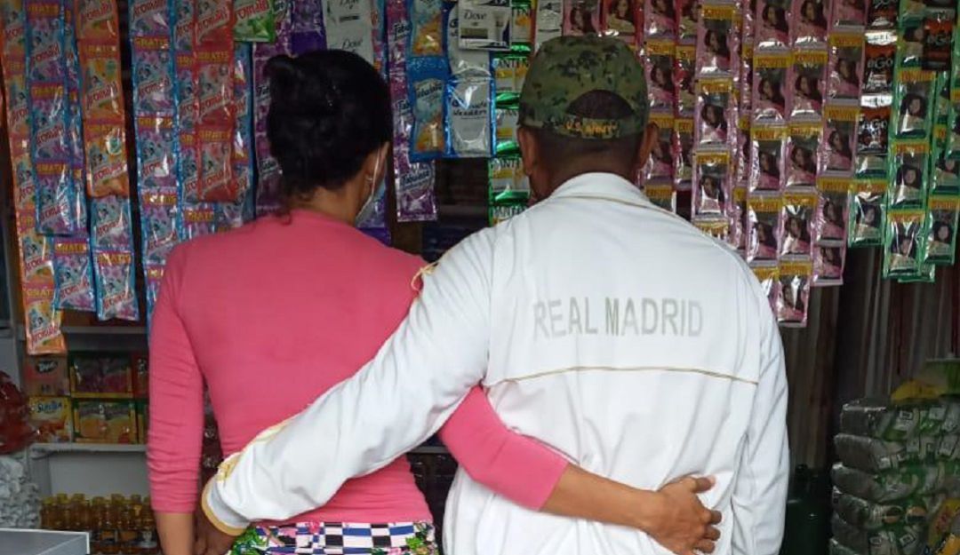 John Jairo, Rocío y su hijo tienen en una próspera tienda en los Montes de María tras acogerse al proceso de reincorporación de la ARN John Jairo, Rocío y su hijo tienen en una próspera tienda en los Montes de María tras acogerse al proceso de reincorporación de la ARN