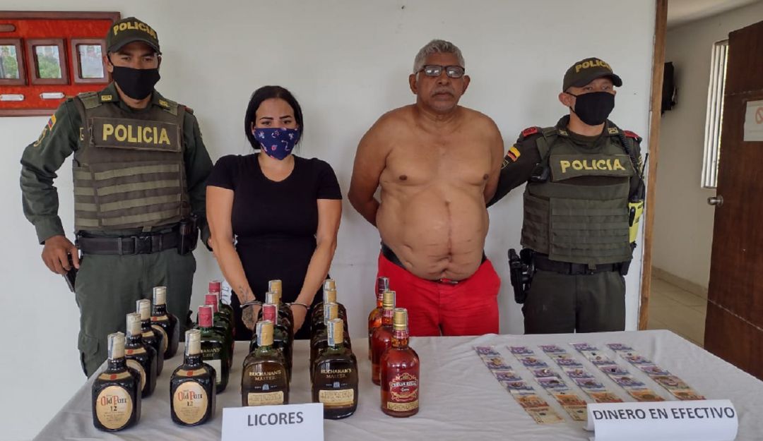 Los dos capturados de nacionalidad venezolana fueron hallados con un millón de pesos en efectivo y cuatro millones en licor Los dos capturados de nacionalidad venezolana fueron hallados con un millón de pesos en efectivo y cuatro millones en licor