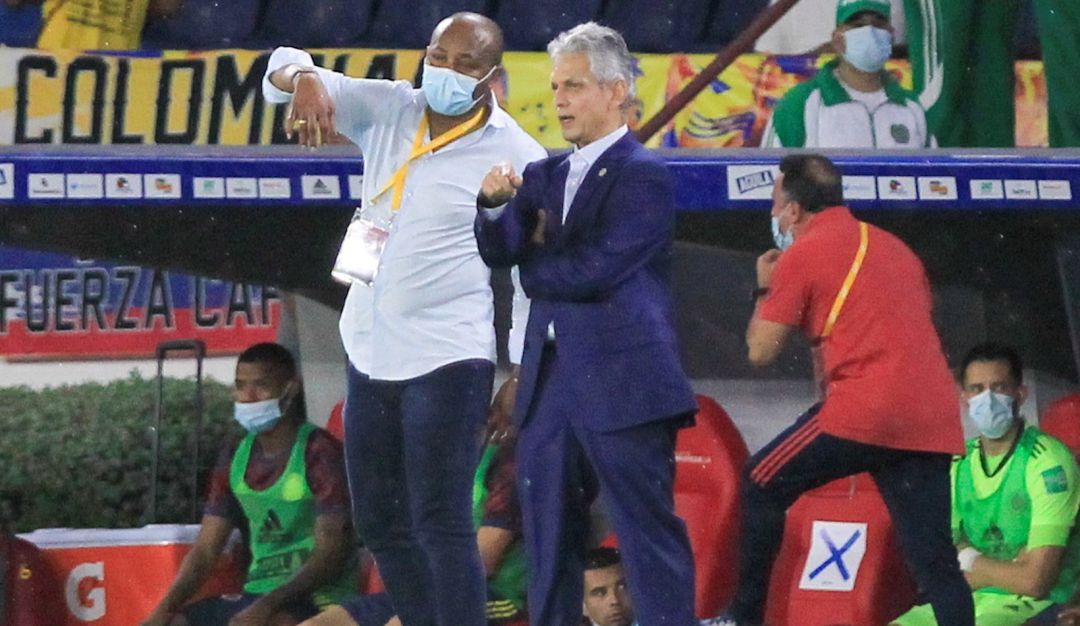 Reinaldo Rueda discute junto a su asistente técnico Bernardo Redín. Reinaldo Rueda discute junto a su asistente técnico Bernardo Redín.