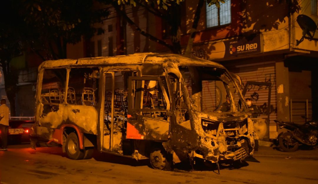Buseta quemada en Ibagué Buseta quemada en Ibagué
