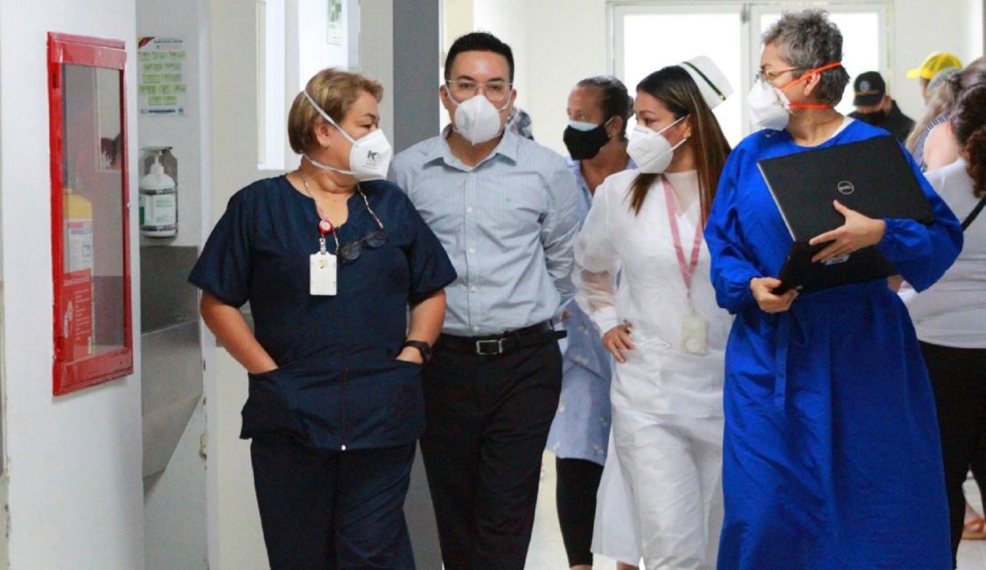 El gerente del hospital Luis González junto al equipo de trabajo. El gerente del hospital Luis González junto al equipo de trabajo.
