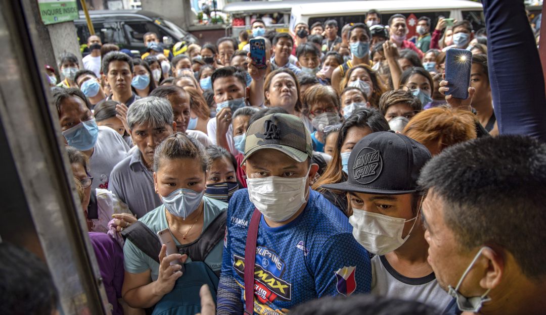 A pesar de las constantes advertencias, en varias regiones de Filipinas se mantienen las aglomeraciones con personas que no usan tapabocas. A pesar de las constantes advertencias, en varias regiones de Filipinas se mantienen las aglomeraciones con personas que no usan tapabocas.