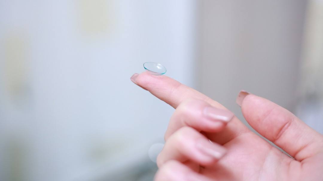 Estos son los peligros que encierra bañarse con lentes de contacto