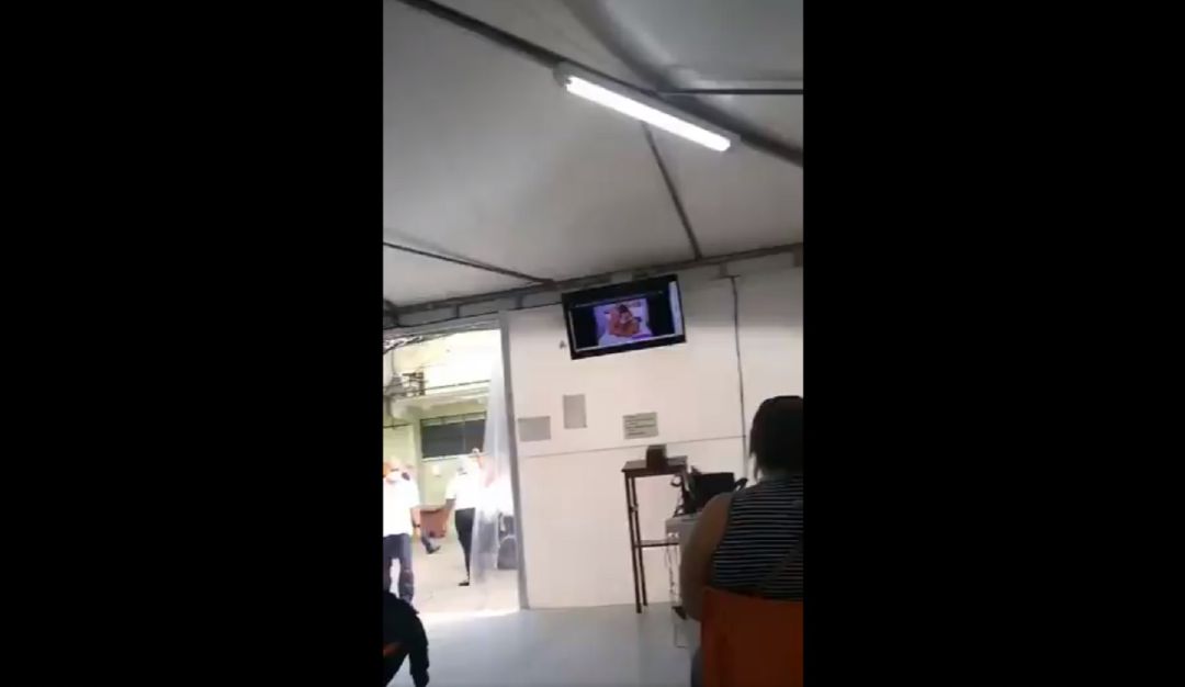 Se desconoce en que sitio sucedió este jocoso momento que divirtió a los asistentes del centro de vacunación. Se desconoce en que sitio sucedió este jocoso momento que divirtió a los asistentes del centro de vacunación.