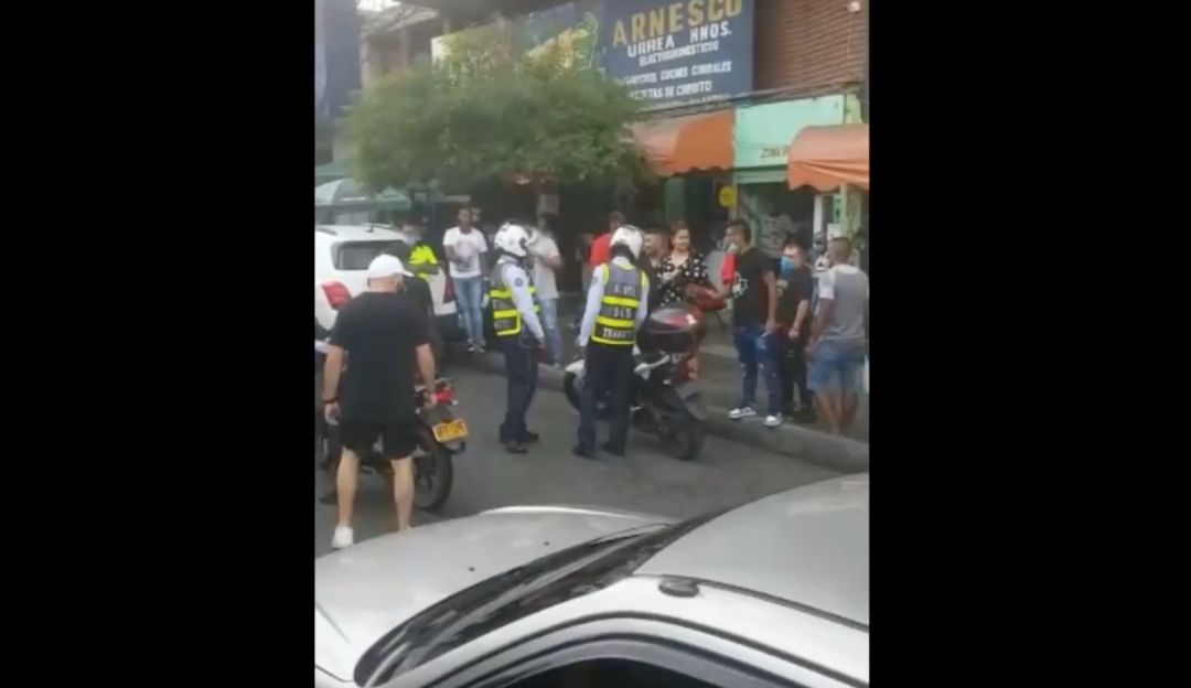 Guardas de tránsito encontraron la placa de su vehículo pintada de negro Guardas de tránsito encontraron la placa de su vehículo pintada de negro