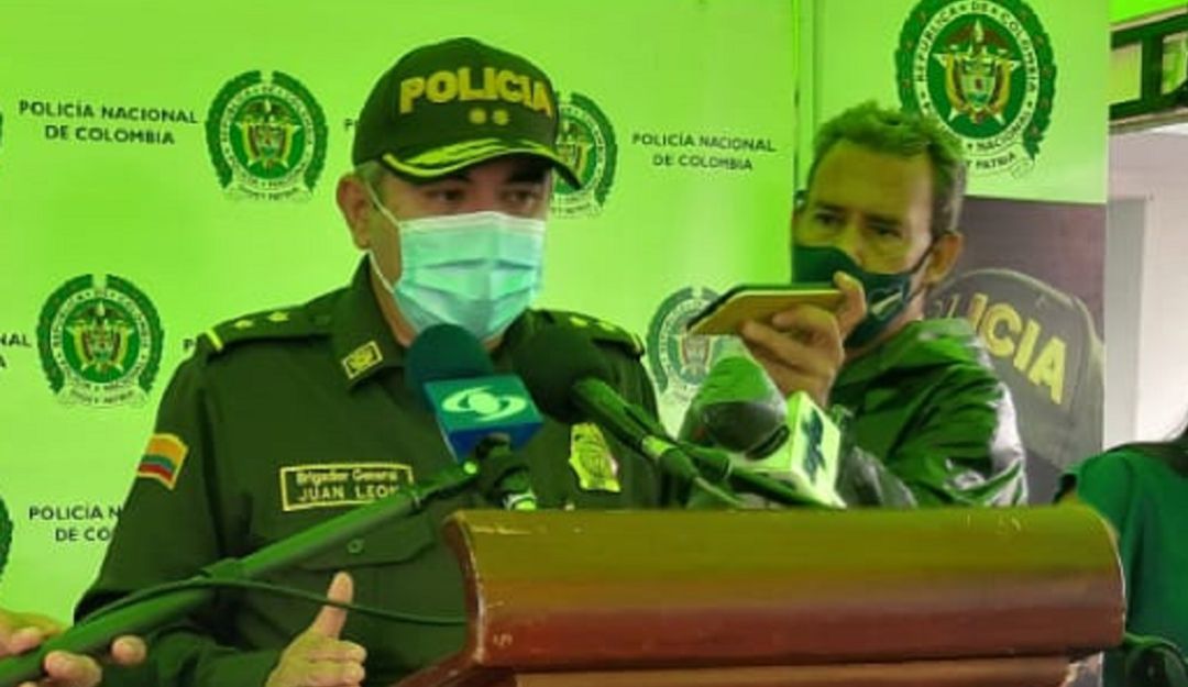 General Juan Carlos León comandante de la Policía Metropolitana de Cali. General Juan Carlos León comandante de la Policía Metropolitana de Cali.